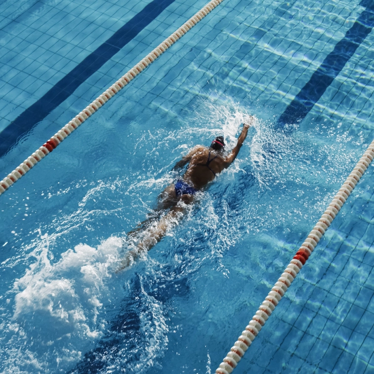 homem praticando natação em piscina